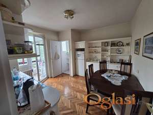NOVI SAD, KEJ, DVOSOBAN STAN NA TOP LOKACIJI, UKNJIŽEN 1/2 - 250.500 E